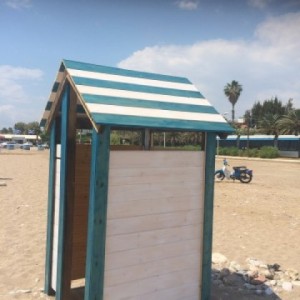 Ξύλινα αποδυτήρια με διρριχτή σκεπή ραμποτέ 